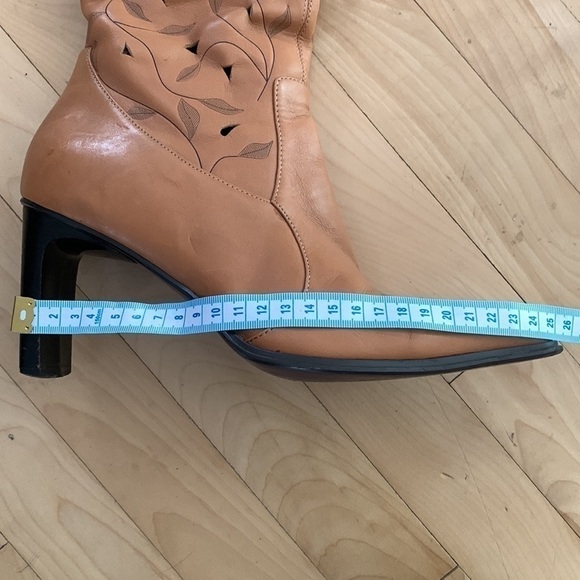 Deacon - Leather - Brown/cream - Cut Out Floral
Knee High Heel Boots - Size 7 - Picture 10 of 13